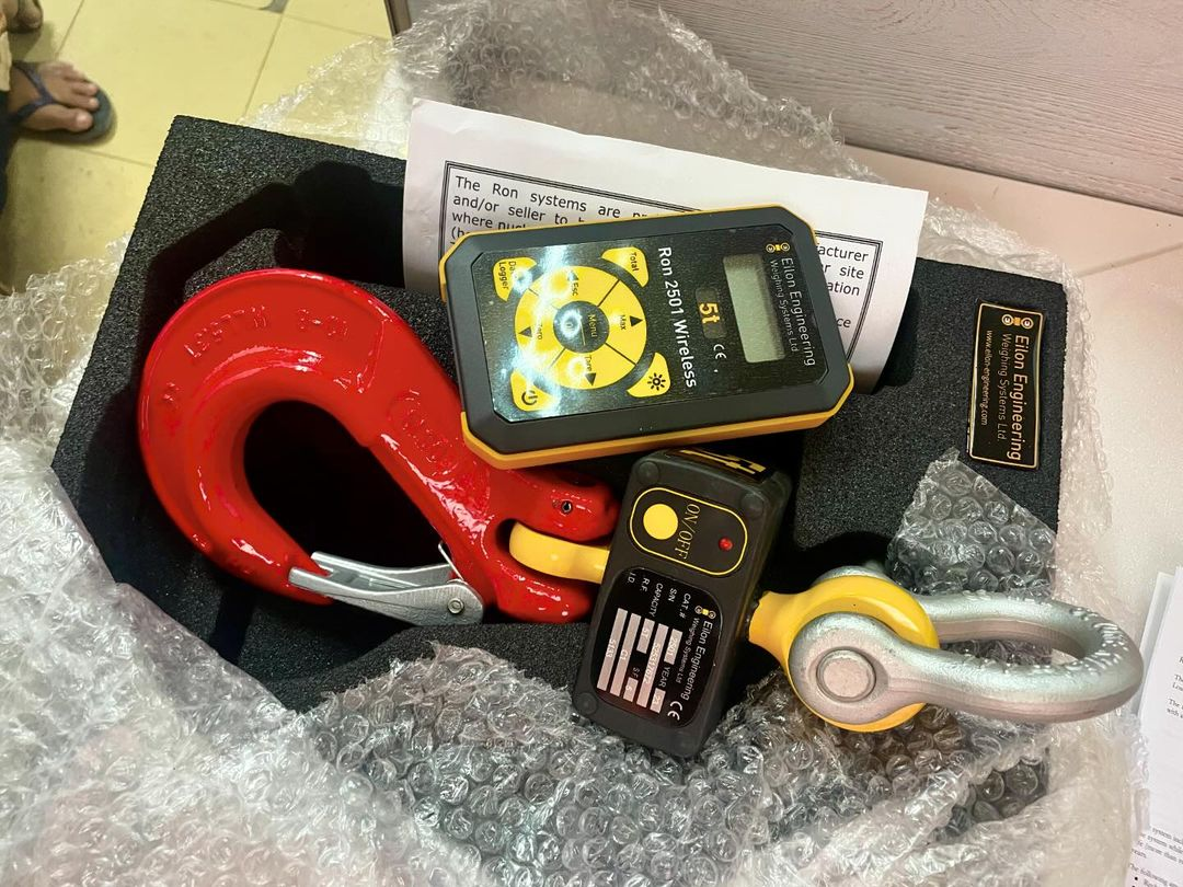 A 5-ton Ron 2501 wireless crane scale A 5-ton Ron 2501 wireless crane scale
